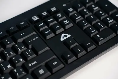 Клавиатура БЕШТАУ проводная  КЛ104РУ 104 клавиши, USB, 1,8м,  Цвет русской/латинской раскладки (Белый/Белый) МИНПРОМТОРГ (МПТ) 